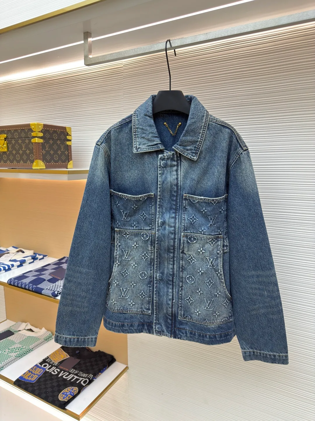 LOUIS VUITTON embossed pocket denim jacket ●Authentic product: Purchased and developed by 14219 ●Item number: 1680250-B95 ●Fabric: Denim denim fabric ●Technology: Heavy industrial washing ●Version: Fitted version ●Size: 46-48-50-52 ●Weight: about 1255g ●Description: The overall wiring is straight and delicate, the fabric is comfortable and soft, the color is consistent and there is no color difference